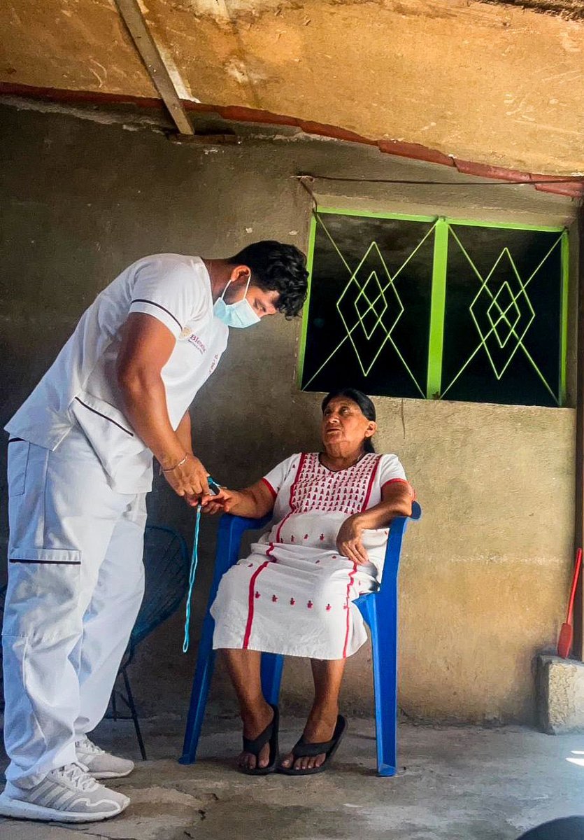BienestarMxOax's tweet photo. Seguimos avanzando con #SaludCasaPorCasa, el programa médico que impulsa el @GobiernoMX para brindar atención a la población vulnerable. En esta etapa, nuestros servidores de la salud entregan carnets e informan sobre el proceso de credencialización que se lleva a cabo. https://t.co/NgSH8ovr0p