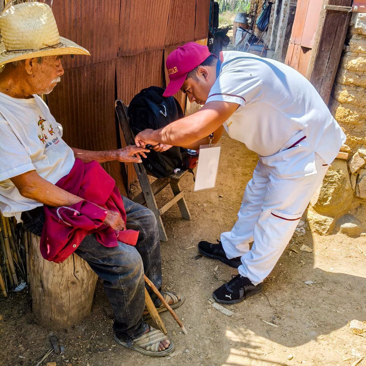BienestarMxOax's tweet photo. Seguimos avanzando con #SaludCasaPorCasa, el programa médico que impulsa el @GobiernoMX para brindar atención a la población vulnerable. En esta etapa, nuestros servidores de la salud entregan carnets e informan sobre el proceso de credencialización que se lleva a cabo. https://t.co/NgSH8ovr0p