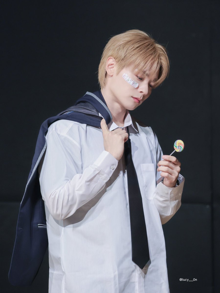 lucy__0n's tweet photo. 260529 미니레코드 대면

🍭

#루시 #신예찬 https://t.co/KIUT7niMYr