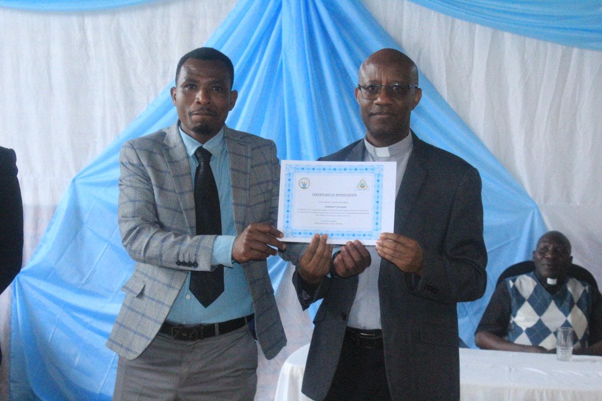 HospitalRuli's tweet photo. Ibitaro bya Ruli byashimiye abakozi b’indashyikirwa bitwaye neza mu nshingano za buri munsi. Ni igikorwa cyaranzwe no guha agaciro umurava, ubwitange n’urukundo byo kwita ku barwayi. #LabourDay #Excellence #Healthcare https://t.co/rWnS1Qs56i