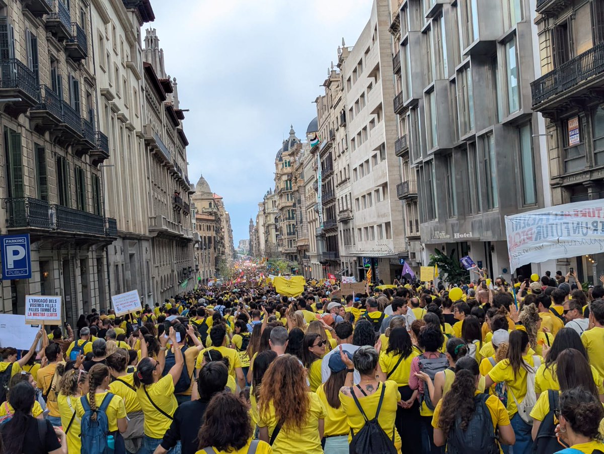 EnsenyamentUSOC's tweet photo. 📢 La pressió dels sindicats convocants i la mobilització sostinguda dels treballadors i treballadores comencen a donar resultats.

La RESISTÈNCIA i la DETERMINACIÓ del col·lectiu han estat claus per arribar a aquest preacord.

Des de FEUSOC analitzarem el seu contingut amb detall i, en els propers dies, decidirem si mantenim o aixequem la convocatòria de vaga a l'escola pública.

💥 LA LLUITA SERVEIX. Quan el sector es mobilitza, les coses es mouen.

#AcordEducacióSindicats
#EducacióPública
#MésNit3Cat