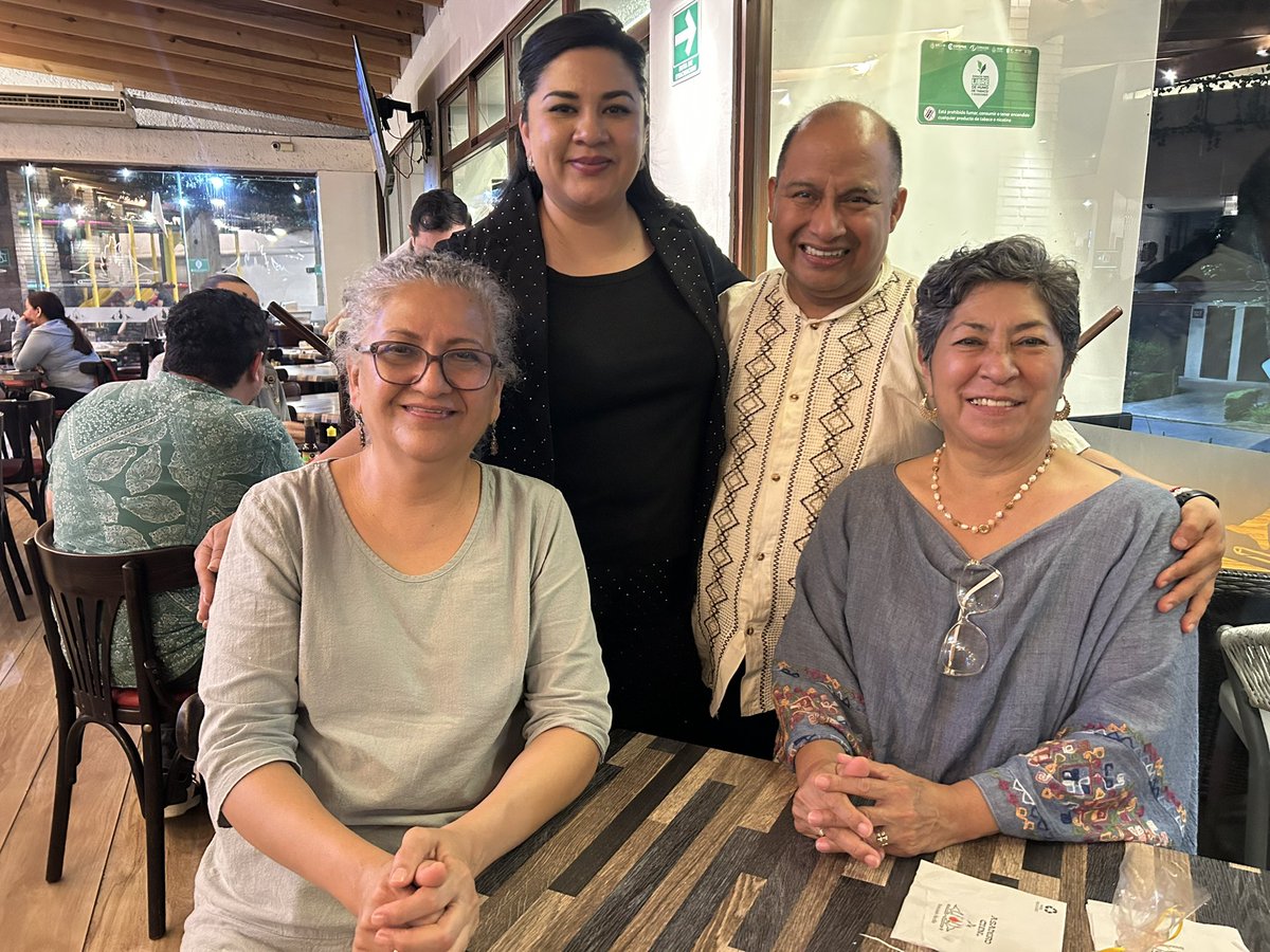 jepalominomtz's tweet photo. La vida está hecha de momentos y encuentros, aprendizajes y anécdotas que te ayudan a crear la memoria; y en esta FILu no fue l excepción, gracias a todos por ser parte de ello..,

Pd. Y también compré libritos…
#FILU
#Lectura https://t.co/t3KWNSVqRw