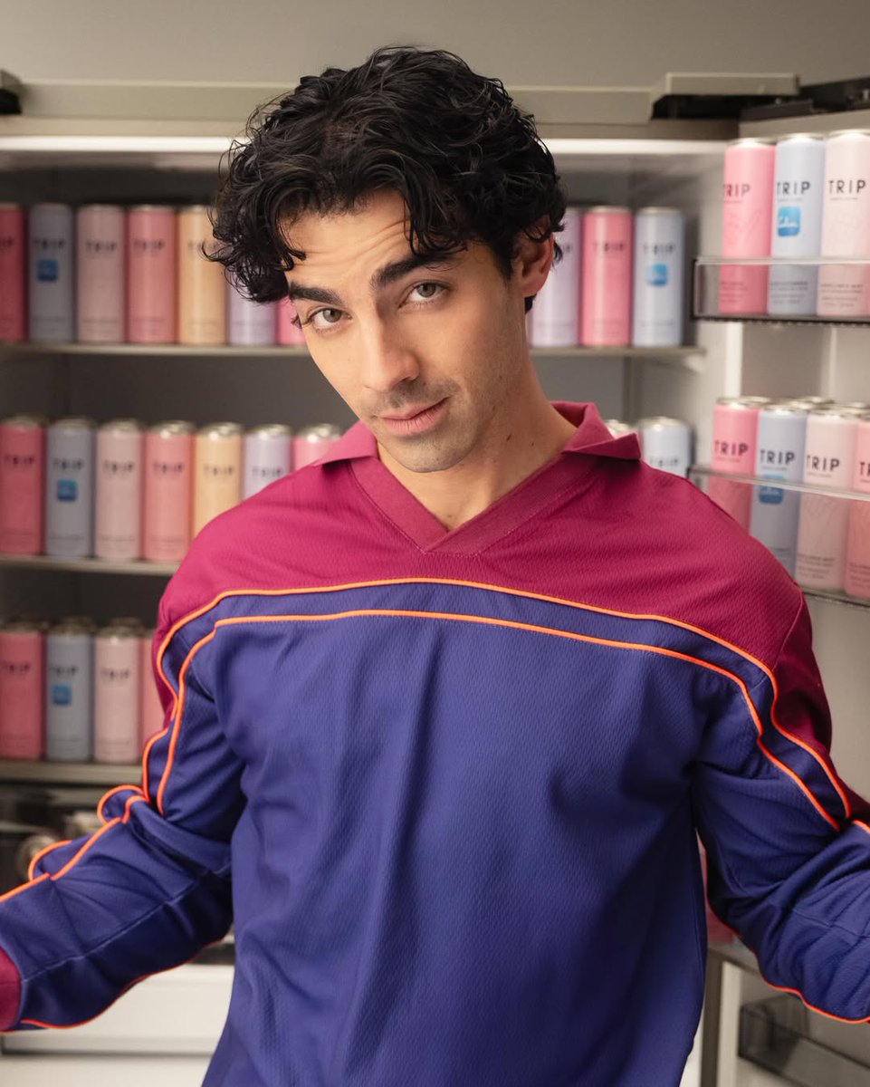 updatesjoejbr's tweet photo. LINDO DEMAIS! 💙🩷

Joe Jonas em novos registros para a Trip Drinks. https://t.co/iIipssa3Ig