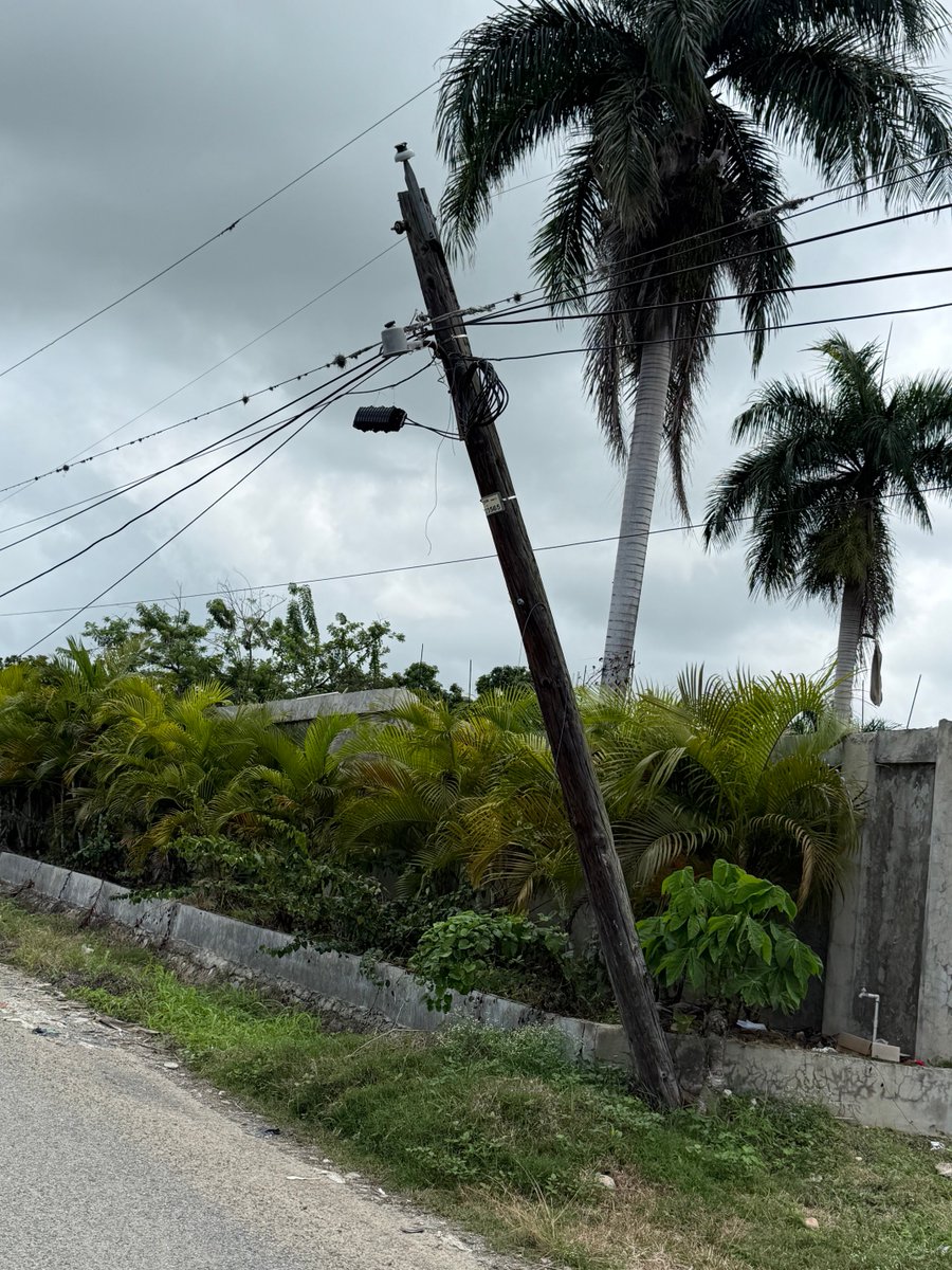 Sarevat's tweet photo. En estas condiciones están algunos postes en carretera Sánchez Vieja, entre Santa Lucía de Cambas y Doña Ana, San Cristóbal. Ojalá #Edesur se entere y evite un fatal desenlace. https://t.co/3NVfzieI4p
