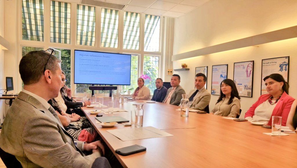 MisionVenOPAQ's tweet photo. Venezuela participó en un conversatorio con expertos colombianos sobre las resoluciones judiciales relativas al cambio climático y su impacto en los litigios y el arbitraje internacional en América Latina y el Caribe, OrganizadO por la Embajada de Colombia en los Países Bajos. https://t.co/5yeWuzJLvA