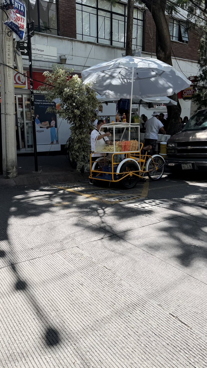 publexter's tweet photo. @AccionesBJ @BJAlcaldia @Reforma @Azteca La zona alrededor WTC se ha convertido en muladar, sin control de ambulantes q tiran basura, fauna nociva, derramamiento de grasas en coladeras, etc., las administraciones del PAN no han tenido voluntad política, @LuisMendozaBJ resuelve ! https://t.co/br8MWXuqgR