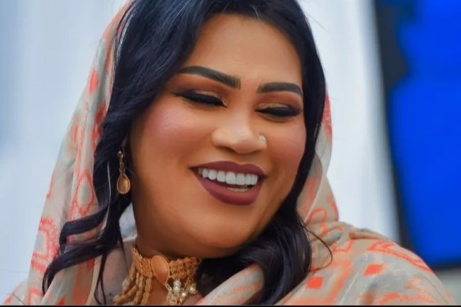 samehfatehee's tweet photo. بالغتي بوليغ يا انصاف
جمهور مواقع ال��واصل الاجتماعي الذي اتهمها بالغزل في أسرة قائد المليشيا “حميدتي”, في مهرجان بالإمارات.
وكانت المطربة, الملقبة بملكة الدلوكة, ظهرت في مهرجان حضره جمهور غفير أقيم بدولة الإمارات, وهي تردد “دقلو فوق يا ناس”, حسبما ذكر الجمهور. https://t.co/0SLTgjm4dJ