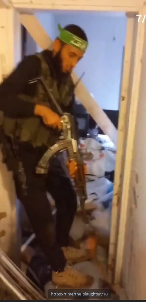 MXHead_room's tweet photo. @lavifiorio @Rlkjn22 Esse vídeo em específico é bem triste, existem informações na mídia:
https://t.co/SEkGNe7Y2X

Existe canais no telegram (nome de 1 canal no rodapé da imagem) com várias imagens  sem censura, soldados usando a bandana típica do Hamas atirando em cidadãos, infelizmente é isso. https://t.co/1Lg87uxsTg