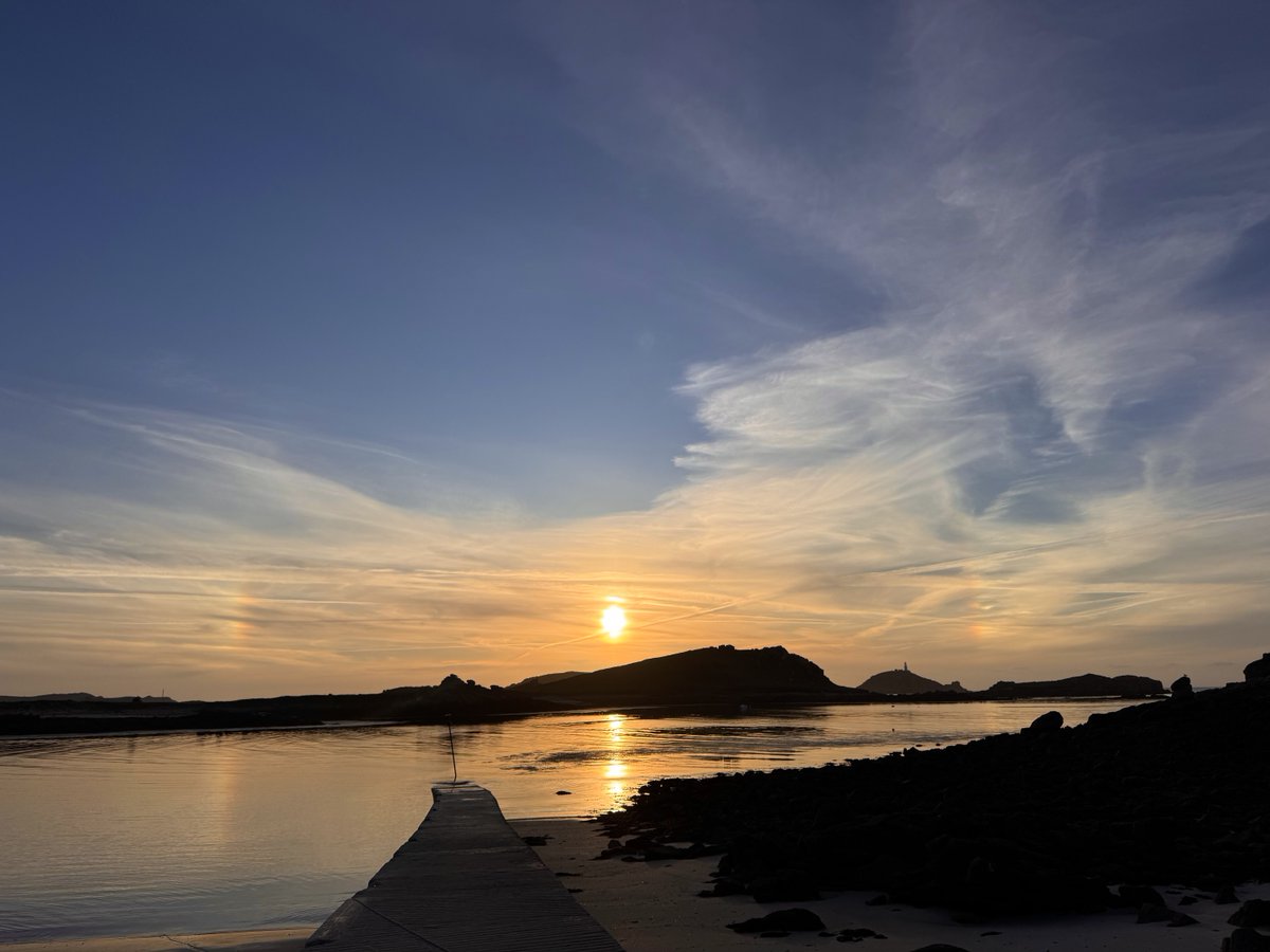 scillyniki's tweet photo. Sunset Sundogs ☀️💗☀️ https://t.co/qYGYT4jIJ6