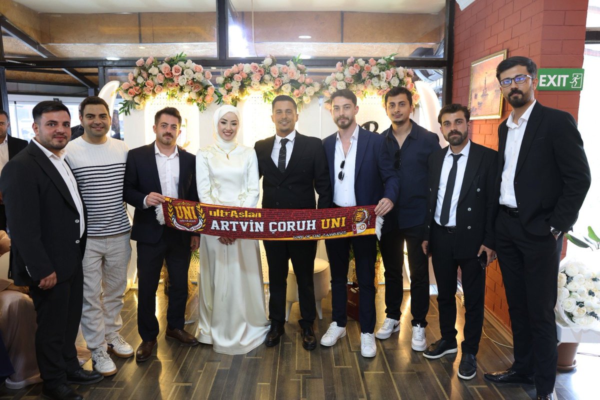 uAUNIArtvin's tweet photo. Tayfamızın eski temsilcisi  ağabeyimiz Burak EZER ve Merve Nur Bebek'in  nişan törenine katıldık.

Burak &amp; Merve çiftine bir ömür boyu mutluluklar dileriz.

#ultrAslanUNI https://t.co/fGi7RHmHJs