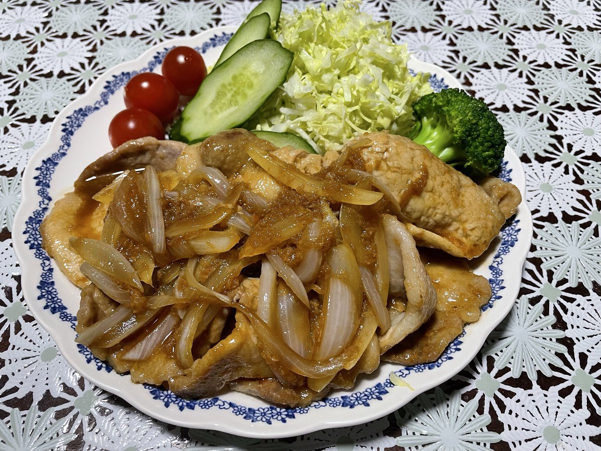 EMO166's tweet photo. 朝から肉の御仁特製豚肉の生姜焼き✨
お肉はもちろん豚バラスライス🐷
あま〜い炒め玉ねぎもタップリと🧅
ああ、飯泥棒🍚うま〜😋
#豚の生姜焼き
#豚バラスライス
#玉ねぎ
#おうちごはん
#うまいもん界隈 https://t.co/eCobrwNYYQ