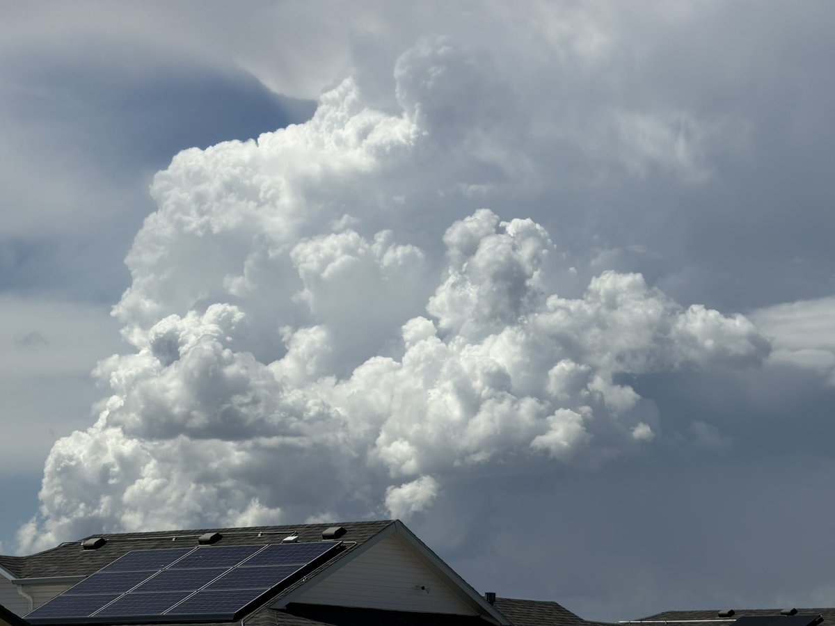 Patrick_Darrow's tweet photo. In the no-storm hole again (for now). Hope things fill in later. #COwx https://t.co/mVVbzmRV74