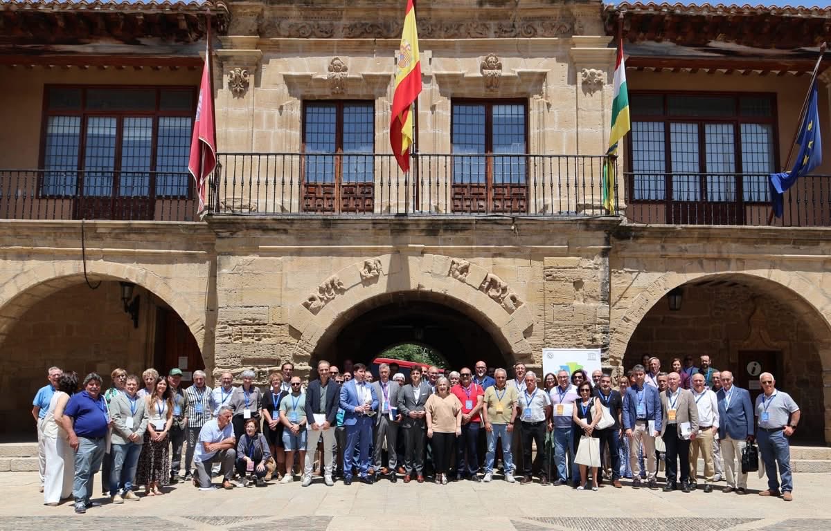 ituroberto's tweet photo. 🚶‍♂️🤝 Santo Domingo de la Calzada ha acogido hoy la Junta Directiva de la Asociación de Municipios del Camino de Santiago. El Camino es mucho más que una ruta: es identidad, cultura y oportunidad para La Rioja. Seguimos trabajando juntos para cuidarlo y proyectarlo al futuro. https://t.co/4HcxLuTXr1