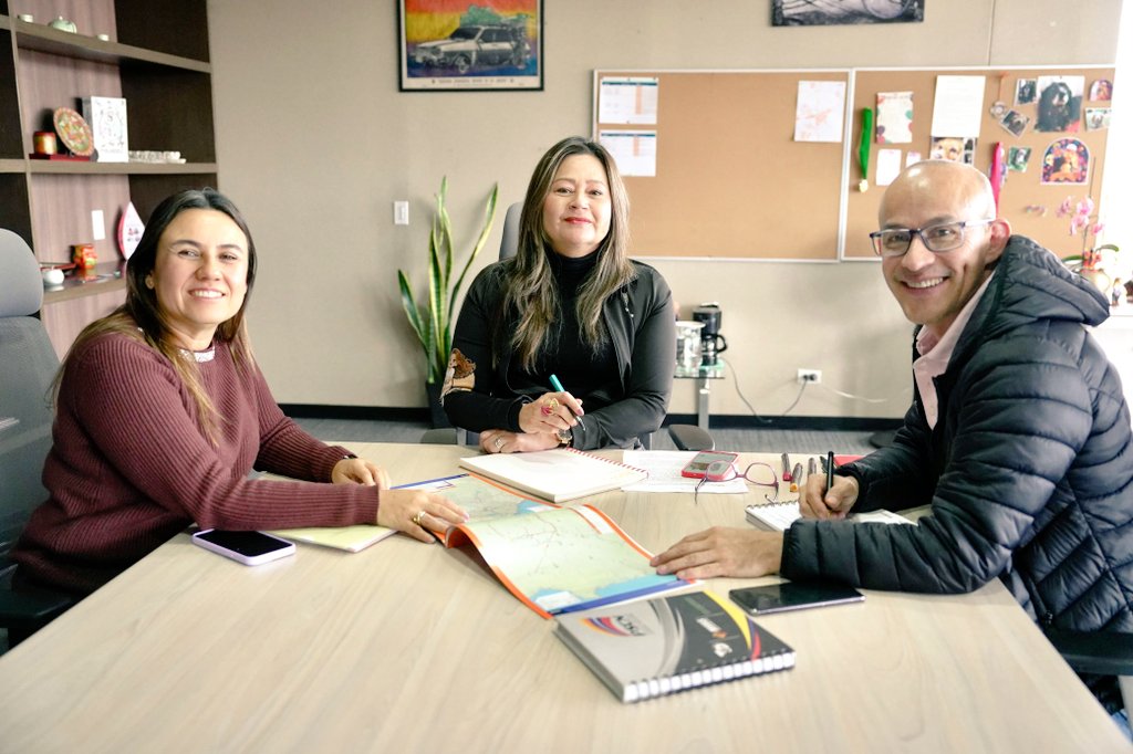 maferojas's tweet photo. Hacemos seguimiento a uno de los programas claves para dinamizar la economía del campo: Caminos Comunitarios para la Paz.
En estas semanas compartiremos las acciones que permitieron experiencias exitosas en todas las regiones del país, como lo planteó el Presidente @petrogustavo en el Plan de Desarrollo. 
@MinTransporteCo @LilianaOspina18
