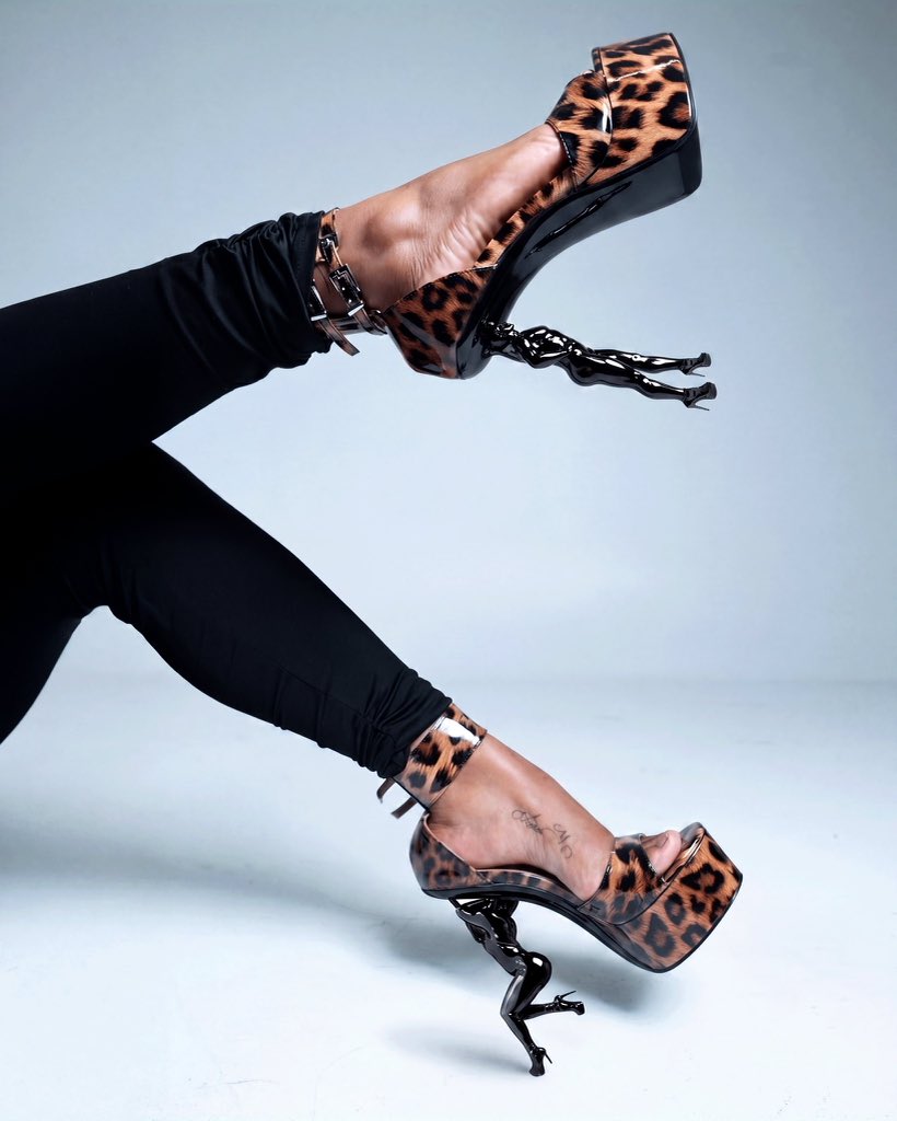 laglivin's tweet photo. $upreme Power.

IT girls love the $upremacy platforms by Rati Supremacy 

📸: @Jr_Ecko https://t.co/WPATms8bzX