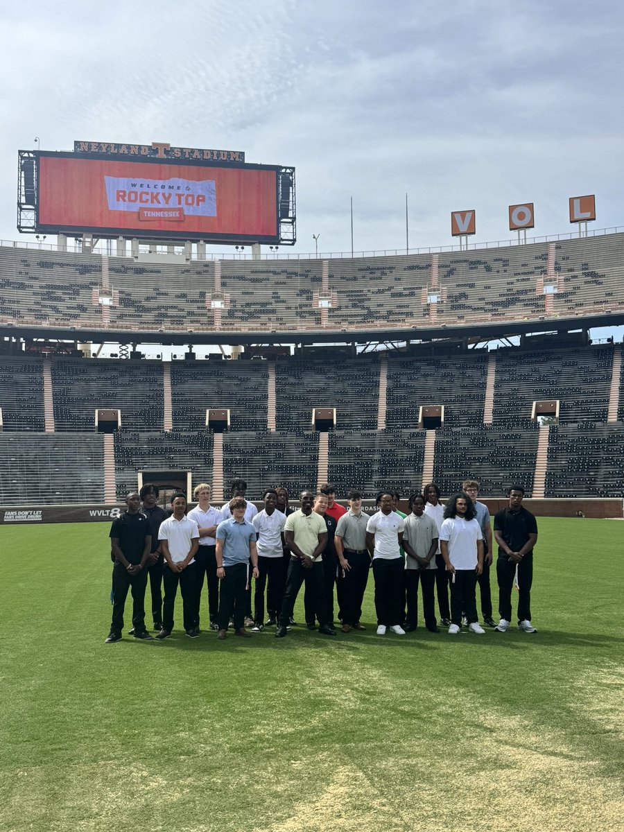 julian_sease's tweet photo. A big thank you to the Tennessee Volunteers football program for the hospitality &amp; facility tour. I’m grateful for the opportunity &amp; I enjoyed learning more about the tradition &amp; culture at Tennessee. 🍊 #GBO https://t.co/Vq7bdfnhyz