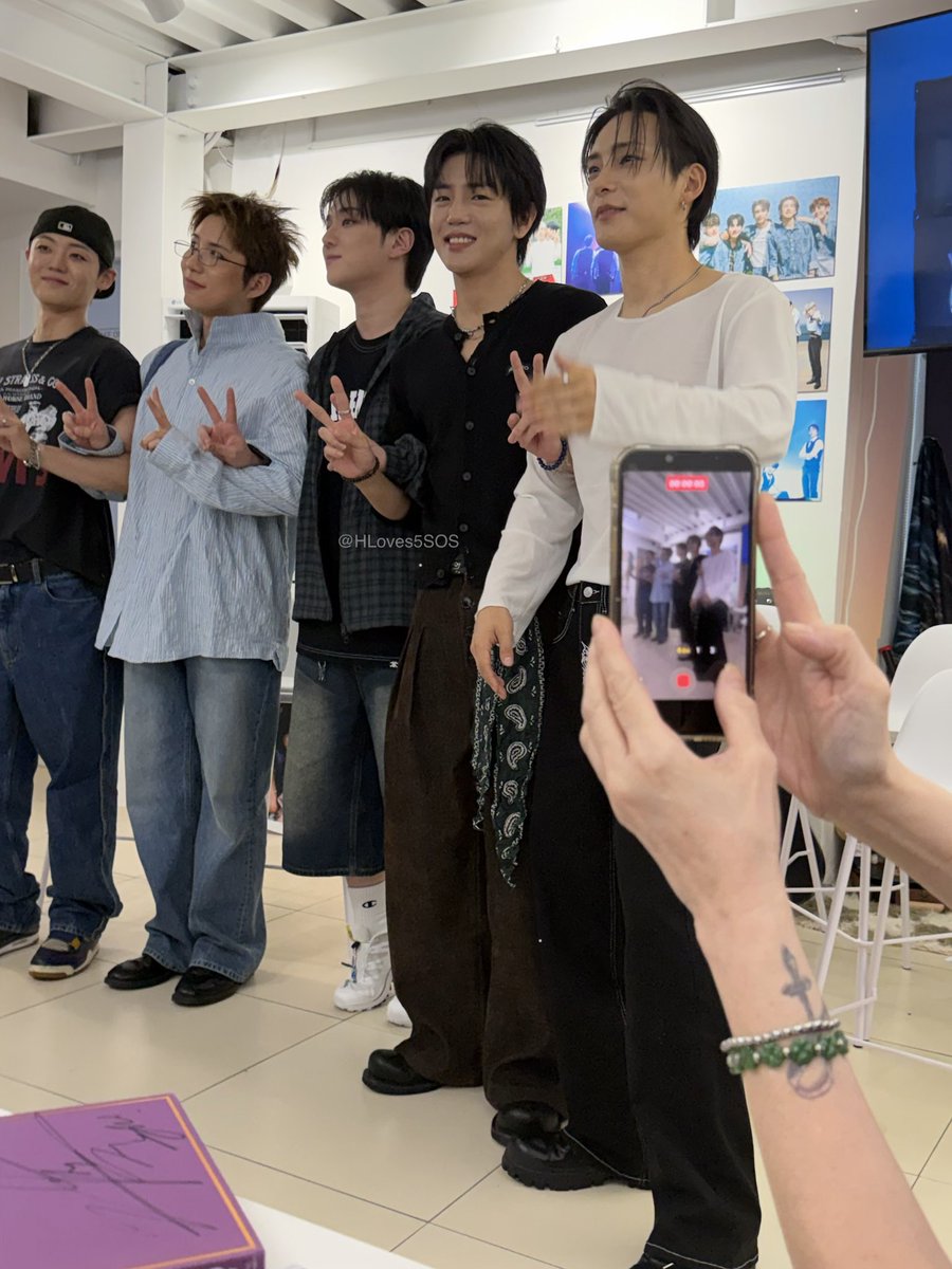 Hloves5SOS's tweet photo. Not tiny Byeongkwan standing on his tippy toes for the A.C.E group photo 😭😭 He’s really coming for that “Big Guy” title Sehyoon has been trying to claim 🤭 https://t.co/S0vmlAyhcq
