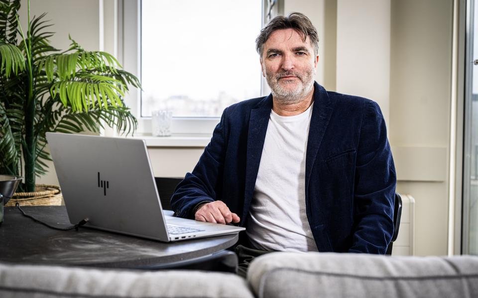 HetDeenseModel's tweet photo. @chrisklomp Veel afgevallen sinds 17 april dan.

Of was je lekker aan het photoshoppen.

https://t.co/5iGbJnE3Xg https://t.co/J2IlbXlGMm