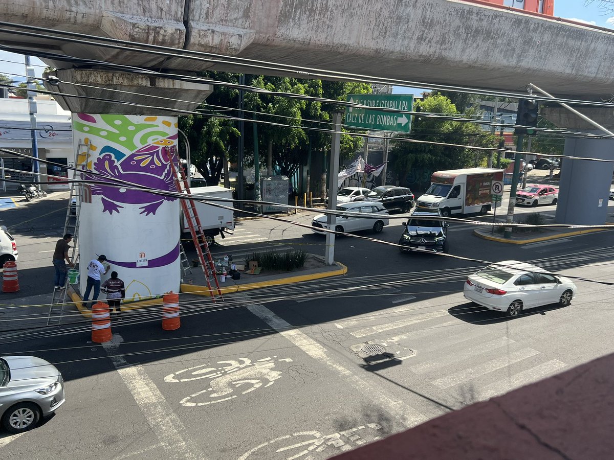 jesusmm's tweet photo. Jefa de Gobierno @ClaraBrugadaM si tiene dinero para pintar sus ajolotes, pero no para balizar las calles ! Si tiene dinero para pintar los pilotes del metro, pero no para arreglar las escaleras eléctricas ! Como compró tanta pintura ? Adjudicación Directa ? Seguro ! @PAN_CDMX https://t.co/g0SJyrJzUg