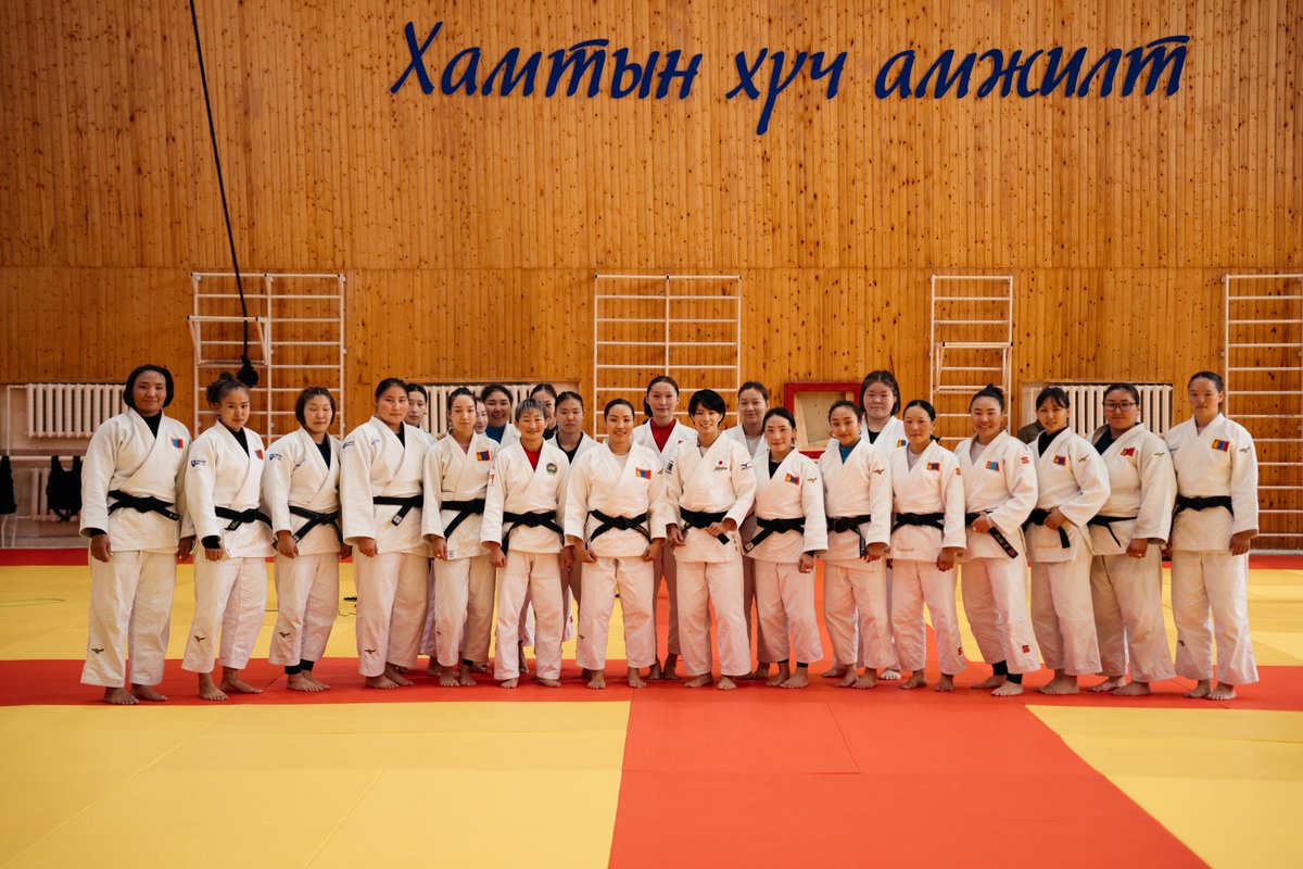 mongoltulgatan's tweet photo. [Монгол Тулгатны 100 эрхэм] - Д.Сумьяа

Тун удахгүй "Монгол Тулгатны 100 эрхэм" нэвтрүүлгийг  албан ёсны сувгуудаар хүлээн авч үзээрэй.

#MongolTulgatan #МонголТулгатны100Эрхэм #Sumiya #Сумьяа https://t.co/MvofkeCPde