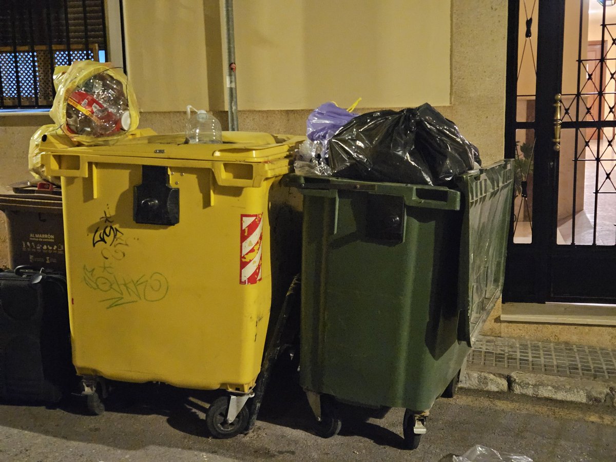 JoseJs1964's tweet photo. @AguasdelTorcal @AytoAntequera @manolo_baron @JoseMFernandezH Estamos en C/ San Bartolome 16, entrando al bloque entre basura. Esto lo he puesto en conocimiento de SANIDAD y di no solucionáis los contenedores van a C/ Infante d. Fernando https://t.co/octPwfELlY