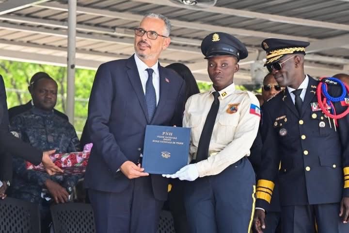 zantraynewsht's tweet photo. Le Premier ministre Alix Didier Fils-Aimé a présidé à l’École Nationale de Police de Pétion-Ville la cérémonie de graduation de la 36e promotion de la Police Nationale d’Haïti (PNH), marquant l’intégration de 1 192 nouveaux policiers, dont 238 femmes, dans les rangs des forces de sécurité du pays. Cette nouvelle cohorte du programme P4000+ s’inscrit dans la stratégie gouvernementale de reconquête des territoires occupés par les groupes armés et de restauration de l’autorité de l’État, aux côtés de la PNH, des FAd’H et de la Force de Répression des Gangs. Réaffirmant une politique de « zéro tolérance » face à l’insécurité, le chef du gouvernement a salué le courage et le sacrifice des forces de l’ordre, tout en présentant ce renforcement des effectifs comme une étape majeure vers le retour de la stabilité, de la paix publique et de l’organisation d’élections générales libres, crédibles et sécurisées en Haïti.