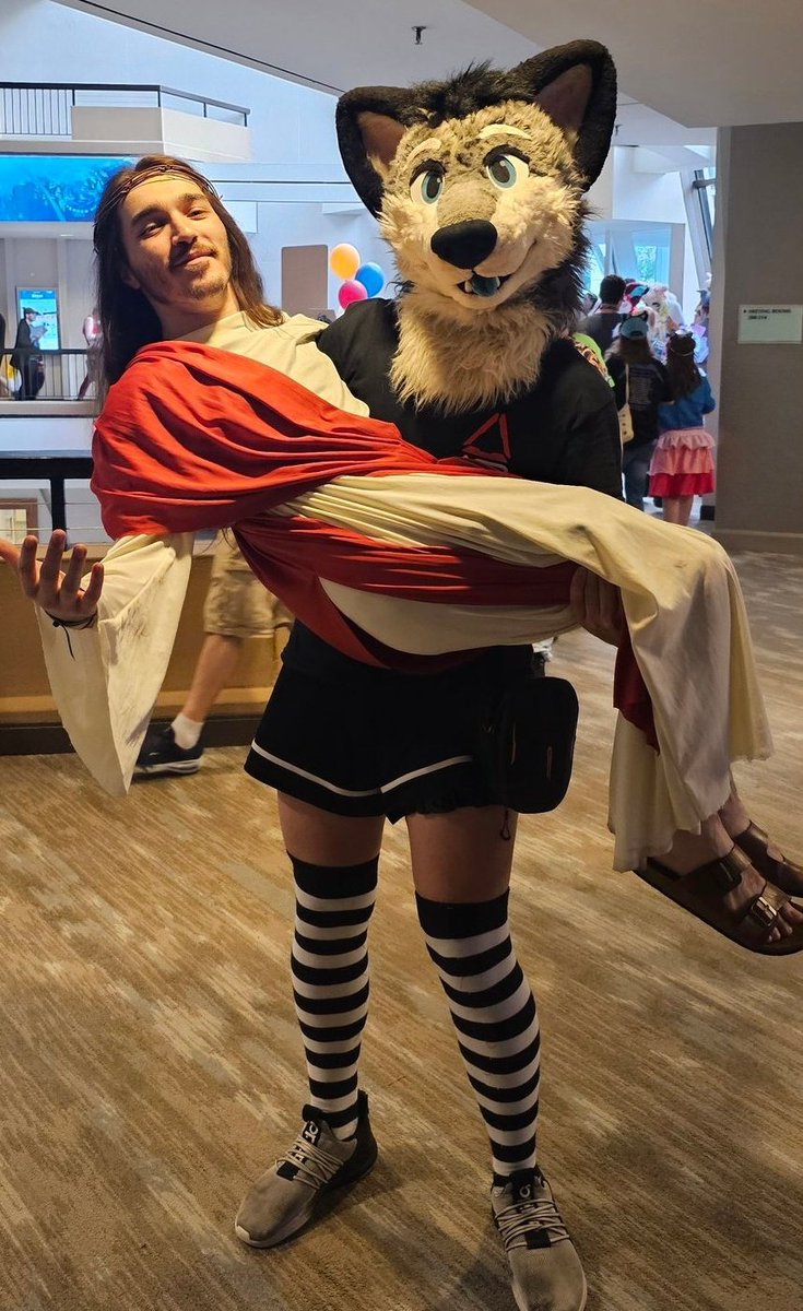 HollydaysInc's tweet photo. As sad as I was to not go to fwa this year, I was happy we were still able to organize a mini family photo! I then later found out @sparky_husky was also there, wearing a suit I made about 13 years ago 😀 
@Doggo_Digital @RattledStacks @driudwaker @Biscuitlmao 
📷 @Roy_The_Bird https://t.co/V1Dh0HlVgg