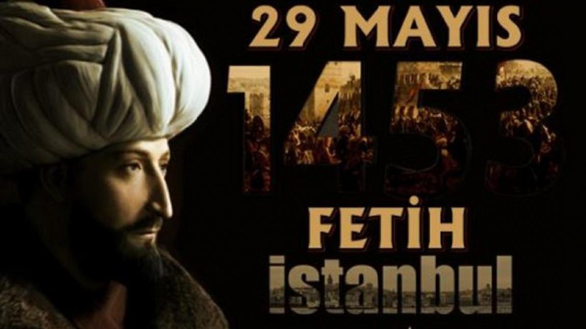 halil_konakci's tweet photo. Bugün 29 Mayıs; küfrün kalesi olan kostantiniyenin büyük fetihle yıkılıp İslamın merkezi İstanbul olduğu gündür bugün.

Onu fetheden kumandanın da askerinin de övüldüğü bir orduyla büyük fethi gerçekleştiren atalarımıza ecdadımıza Rabbim sonsuz rahmet eylesin, derecelerini âli eylesin.

Rabbim hem devlet hem de millet olarak yeniden İstanbul’u fetheden şuura ermeyi nasib eylesin.

“Birde bir uyarı ve sitem olsun” : 
Ben hutbede Sultan Fatih hazretlerinin ve askerlerinin, hatta bu topraklarda  Şeriat-ı Garrâ-yı Muhammediyye için savaşan tüm ecdadımızın ismimlerini fazla fazla yâd ettim. 

Lakin fethin yıldönümünün cumaya denk gelmesiyle camilerimizde okuduğumuz fetih konulu başkanlığımızın cuma hutbesinde Fatih Sultan Mehmed han hazretlerinin isminin ister unutularak ister kasden olsun anılmaması çok büyük saygısızlık ve gaflet olmuştur. Bu konuyla tekrarı olmaması için yetkilerimizin ilgilenmesi elzemdir.