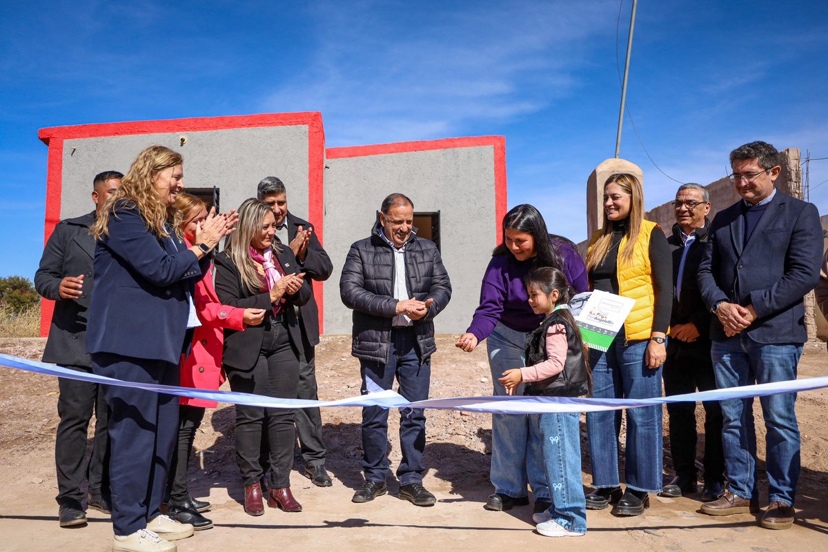 QuintelaRicardo's tweet photo. ¡El Plan Angelelli sigue cumpliendo sueños!
​En Vinchina, entregamos una nueva vivienda a Dayana, sumando ya 52 hogares entregados en este querido departamento.  
​Garantizar el techo propio es un acto de justicia social, federalismo y dignidad. https://t.co/7ARmeXssms