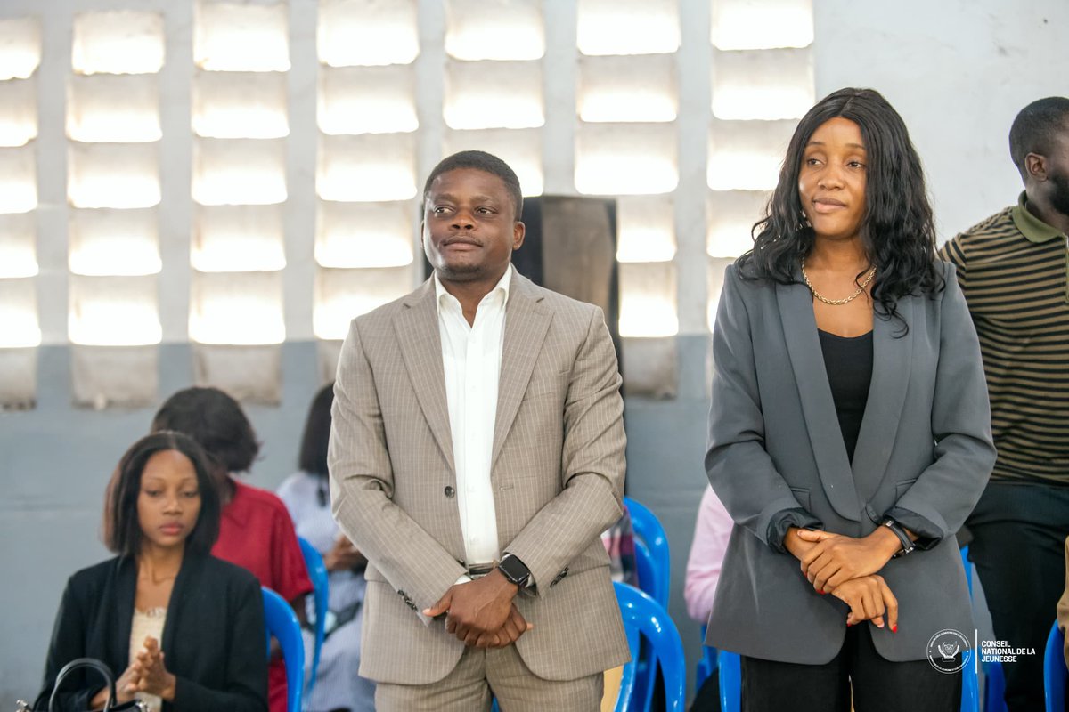 CnjRDC's tweet photo. Le Conseil National de la Jeunesse, représenté par le Vp en charge des Finances, M. Norbert Bosolo, la Vp en charge du Genre, Mme Christenvie Melly, a pris part à une conférence sur l’hygiène menstruelle organisée à Kinshasa/Lemba, autour du thème : « Dignité, santé et éducation pour chaque fille ».

Initiée par la Coordination nationale des élèves et étudiants protestants de l’Église du Christ au Congo "ECC", dont fait partie Mme. Hariphate Matondo, c'est dans le but de sensibiliser les jeunes filles et garçons sur les enjeux liés à la #SSRAJ et à la lutte contre les tabous.

Face aux élèves et étudiants présents, les différents intervenants, notamment Mme Christenvie Melly, ont privilégié une approche interactive favorisant les échanges directs avec les jeunes afin de garantir une meilleure compréhension des notions abordées.

Sous une approche de motivation, le Vice-président en charge des Finances a remis une enveloppe de 300.000 francs congolais à une élève qui s’est distinguée par la qualité de ses réponses aux questions relatives à l’hygiène menstruelle, afin de lui permettre de se procurer des kits menstruels.

À travers cette participation, le CNJ-RDC témoigne son engagement en faveur de la promotion de la dignité, de la santé et de l’éducation des jeunes filles, conformément aux actions prévues dans le cadre de la mise en œuvre de son plan d’action Genre.

Communication et Médias CNJ-RDC.