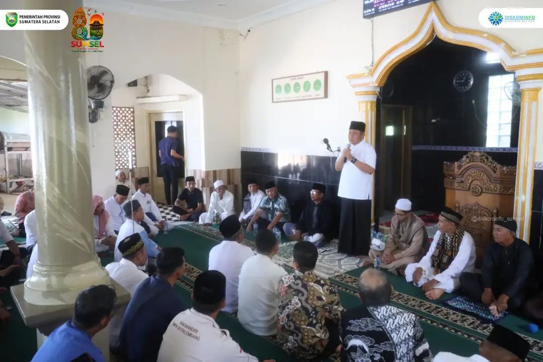 DISKOMINFOSS's tweet photo. Gubernur Sumsel Herman Deru menunaikan sholat Jumat berjamaah di Masjid As-Syariah, Kelurahan Talang Jambe, Kecamatan Sukarami. Jumat (29/05/2026).

#GubernurSumsel
#WakilGubernurSumsel
#HermanDeru
#CikUjang 
#DiskominfoSumsel
#PemprovSumsel https://t.co/hvRntvNdbp