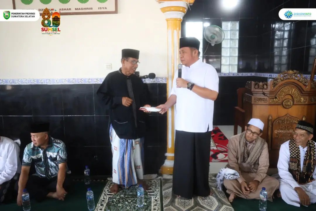 DISKOMINFOSS's tweet photo. Gubernur Sumsel Herman Deru menunaikan sholat Jumat berjamaah di Masjid As-Syariah, Kelurahan Talang Jambe, Kecamatan Sukarami. Jumat (29/05/2026).

#GubernurSumsel
#WakilGubernurSumsel
#HermanDeru
#CikUjang 
#DiskominfoSumsel
#PemprovSumsel https://t.co/hvRntvNdbp