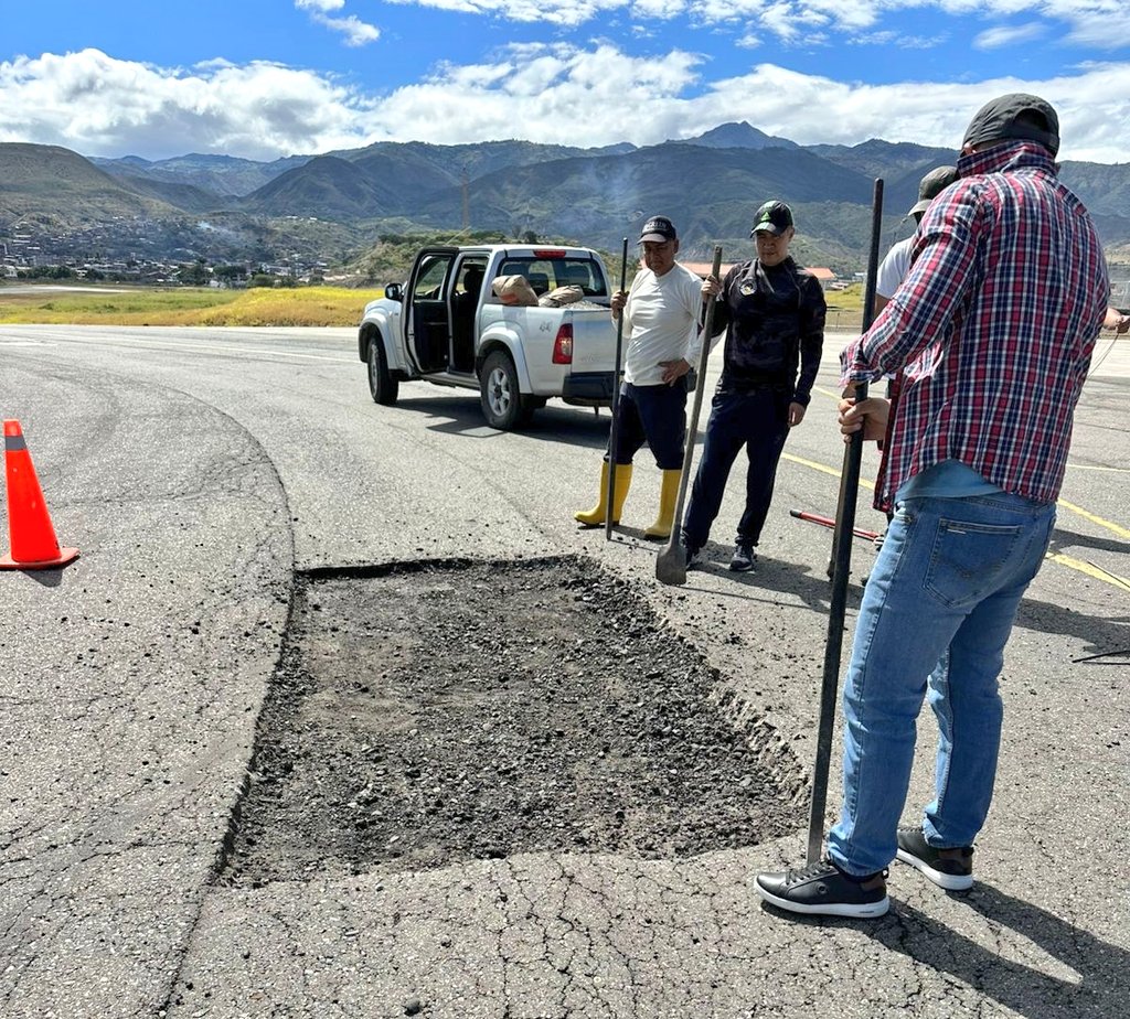 DGAC_Ecuador's tweet photo. ✈️ En el aeropuerto Ciudad de Catamayo se realizaron trabajos emergentes de bacheo correctivo en la plataforma y en la vía de acceso a la pista, fortaleciendo así las condiciones de seguridad y operatividad de la infraestructura aeroportuaria. #SeguridadOperacional #DGACEc 🇪🇨 https://t.co/DUVoScoQXq