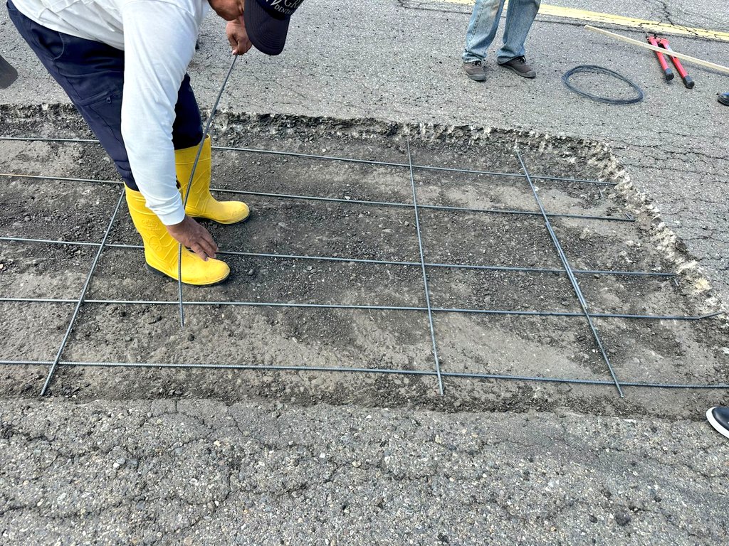 DGAC_Ecuador's tweet photo. ✈️ En el aeropuerto Ciudad de Catamayo se realizaron trabajos emergentes de bacheo correctivo en la plataforma y en la vía de acceso a la pista, fortaleciendo así las condiciones de seguridad y operatividad de la infraestructura aeroportuaria. #SeguridadOperacional #DGACEc 🇪🇨 https://t.co/DUVoScoQXq