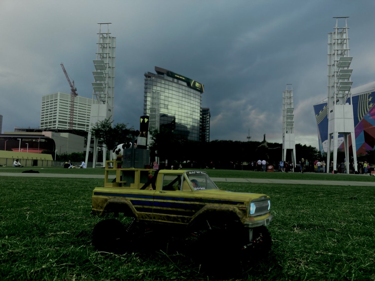 otakutransport's tweet photo. What I’ve been doing for the past 9 months and what I did last weekend is I created the RC Jeep pickup from my favorite movie Twister and drove it around Momocon2026 plan to do it again next year this time with the Dodge Ram #Twister #WPLC24 #Momocon #WPLRC https://t.co/28vqmXWFTv