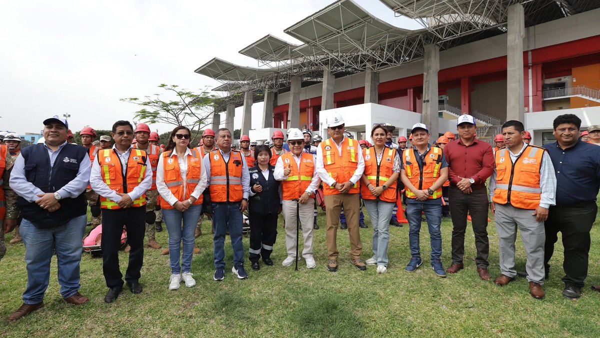 RegionCallaoPe's tweet photo. Y entidades de primera respuesta ejecutaron acciones de evacuación, rescate y atención médica.

🚑👨🏻‍🚒 Policía Nacional del Perú, Marina de Guerra, Fuerza Aérea del Perú, bomberos, DIRESA Callao y equipos especializados trabajaron de manera articulada para seguir impulsando. https://t.co/L9JIRoON9o