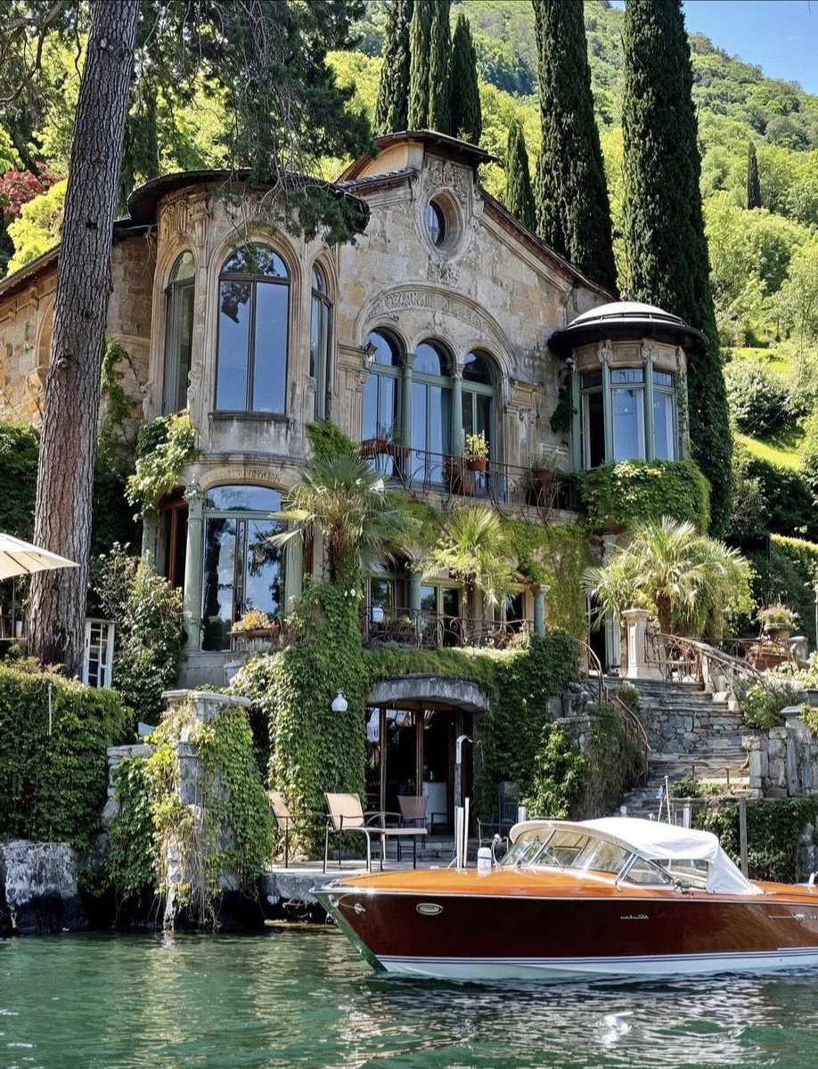 HOUSEPORN___'s tweet photo. Dream villa on the shores of Lake Como, Italy 🇮🇹 https://t.co/aXJgfggxYh