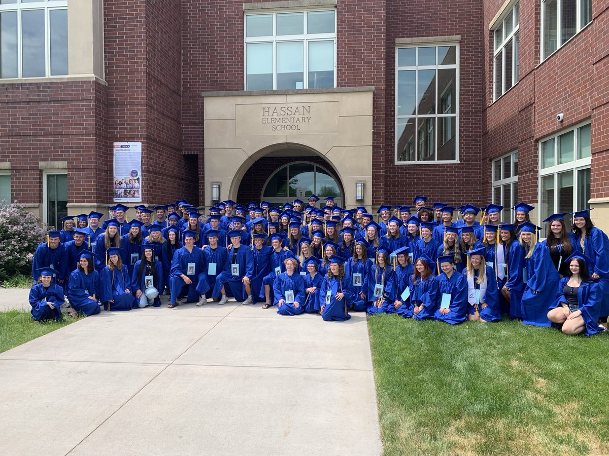 RogersHighSclMN's tweet photo. The Class of 2026 went out in style on their final day! From an energetic talent show to Maynard’s lunch in the stadium, cap & gown pickup, and that unforgettable elementary school walk, what a perfect way to close out their last day!
#IAGDTBAR #RoyalPride @ISD728 https://t.co/C6hzILJqFP