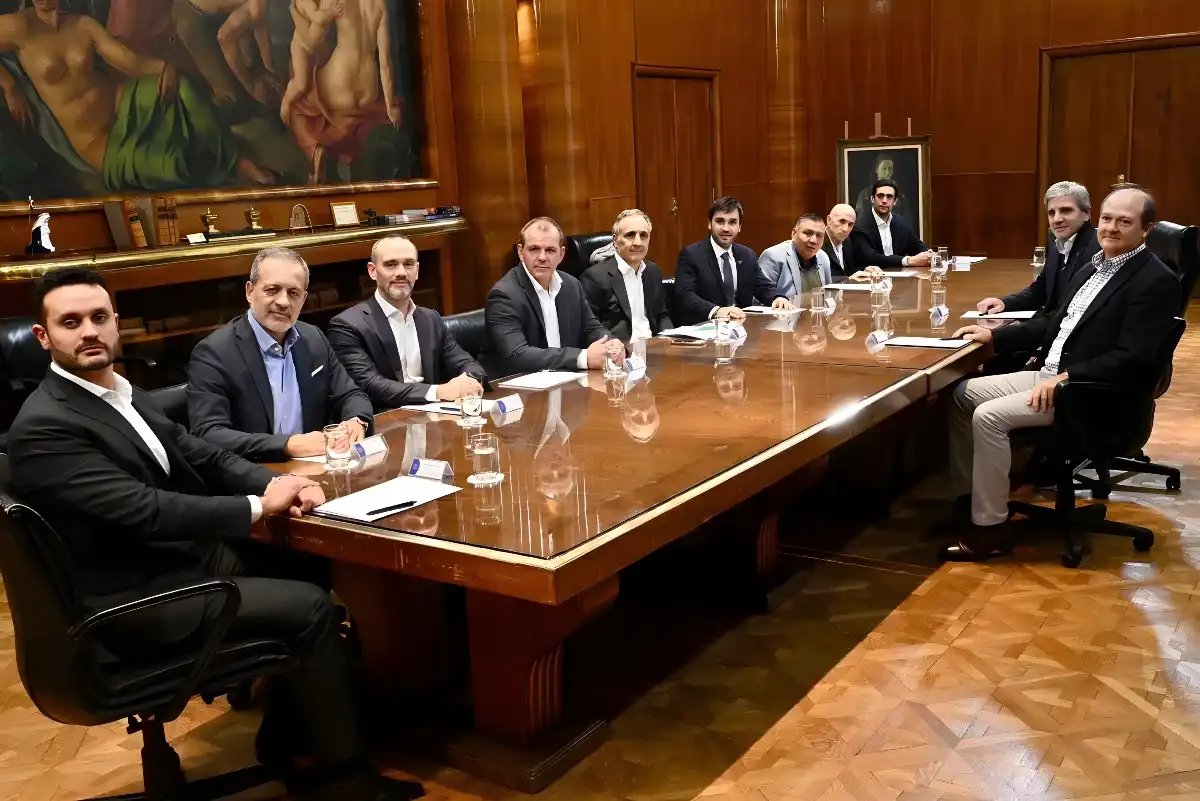 quarkrevista's tweet photo. 🛢️🇦🇷 PAE va por USD 680 millones para Cerro Dragón

Mientras todos miran Vaca Muerta, Chubut juega su carta fuerte: extender la vida útil de uno de los yacimientos más importantes del país con recuperación terciaria.

📍 22 plantas de inyección de polímeros
📈 hasta 24 millones de barriles adicionales
⚙️ más actividad para servicios, empleo y proveedores locales
💰 más regalías para la provincia

El petróleo convencional no está muerto: necesita inversión, tecnología y reglas claras.