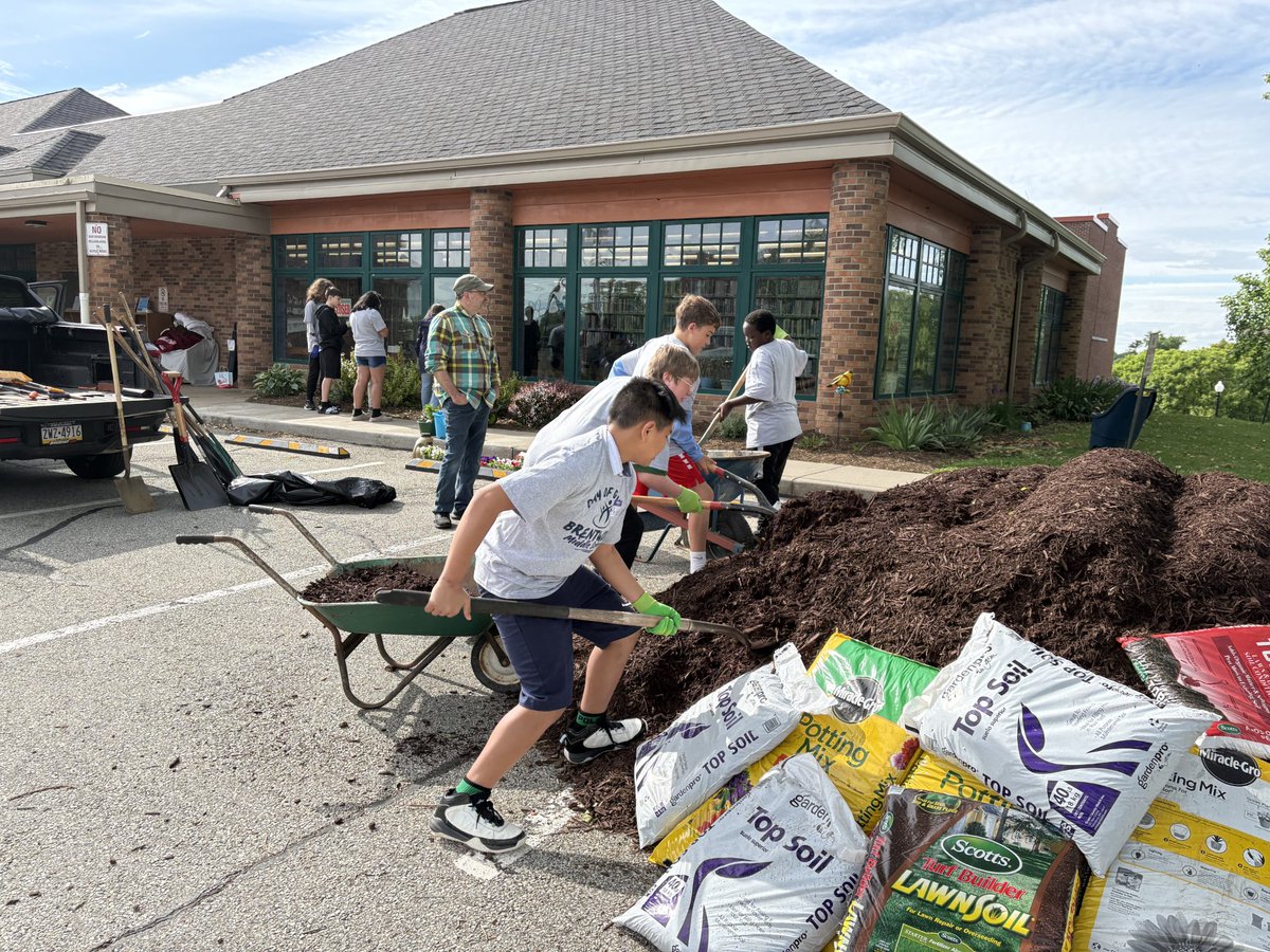 BrentwoodBoroSD's tweet photo. The Second Annual Brentwood Middle School Day of Giving was a tremendous success! Approx. 250 grade 6-8 students and 30 teachers/staff enjoyed a day of learning and working together across 18 different service projects to say Thank You! Great job, #Spartans! #BBSD @PADeptofEd https://t.co/ieCuMvKgME