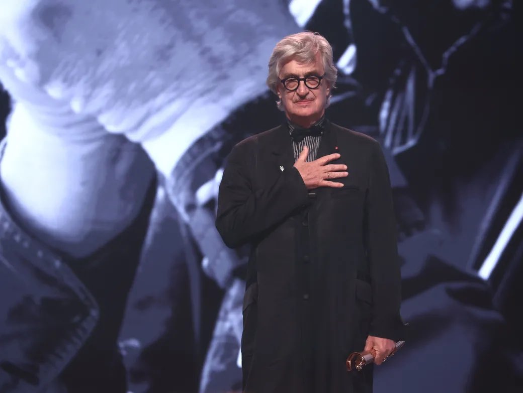 LambyStephan's tweet photo. der #DeutscheFilmpreis ehrt #WimWenders und der bedankt sich bei #AlexanderKluge - „den Vater von uns allen“. Wie schön! https://t.co/oIsSvOSk5C