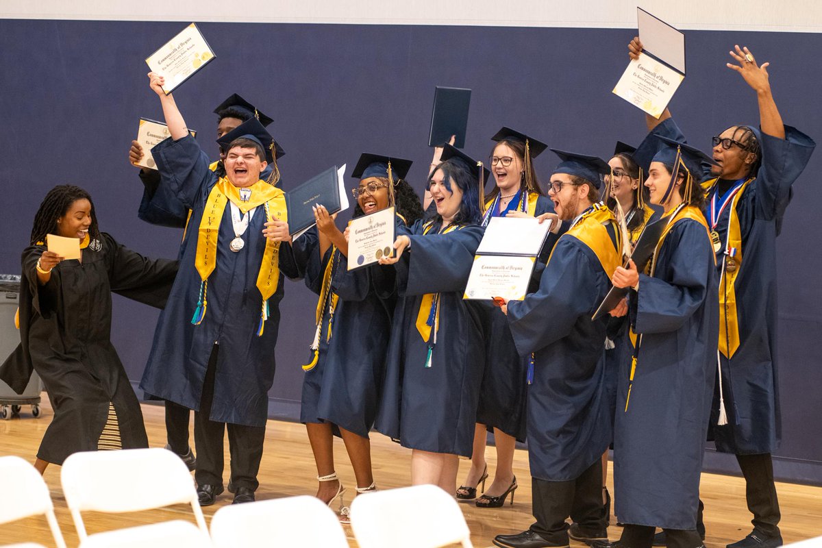 HenricoSchools's tweet photo. CONGRATULATIONS to the Varina High School Class of 2026! #HCPSClassof2026 🎓️💙

Check https://t.co/IjHq58tE44 later today for more photos and a replay of the livestream. Use the hashtag #HCPSClassof2026 or tag us to share your own photos! https://t.co/ZHxp57heyR