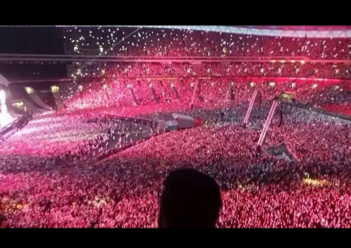 Vlt3M's tweet photo. @Jimjim3004 @aleexnrv @FrenchRapUS @Big_shaddy225 @RtxMonsieur En parlant de Wembley 
Ce jour-là. en 2014 Eminem est devenu le premier et le seul rappeur à être la tête d'affiche et à avoir rempli le stade de Wembley Il a vendu 90 000 billets le premier jour et la demande était si forte qu'ils ont ajouté une autre date hors programme https://t.co/WR1dlbWarO