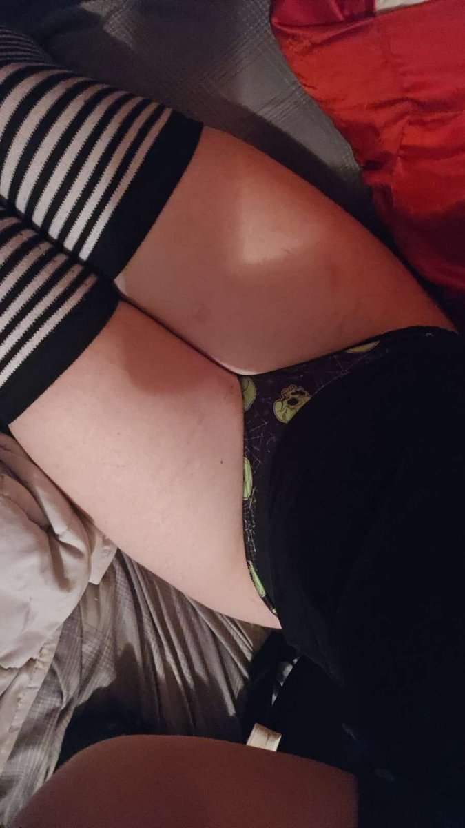 GenZGoonette's tweet photo. Boutta binge watch something and goon all night #nsfwtwt #nsfw #bnwo #snowbunny #findom #nsfwtw #chudai #thighs #pawg https://t.co/XFSTC9XGQJ
