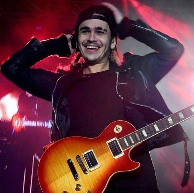 RockerParadise's tweet photo. que el fuego no se apague en tus ojos nunca https://t.co/VmEQ8fAm9G