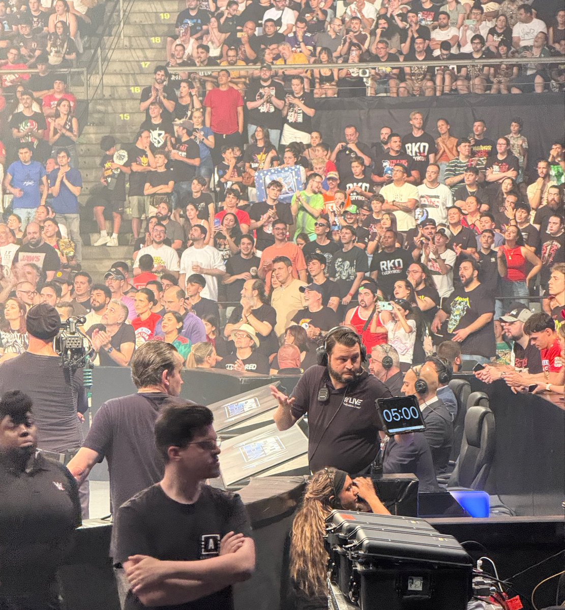 Sentastic's tweet photo. this guy rushing the cody-gunther promo on #wwesmackdown in barcelona tonight hahaha https://t.co/pRp4iU7AP7