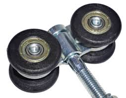 CyberoidHuman's tweet photo. @DP0STS Did you know that in the past, 
curtain rods had metal rollers with wheels 
that moved like a train? https://t.co/rmoEXFG4qz
