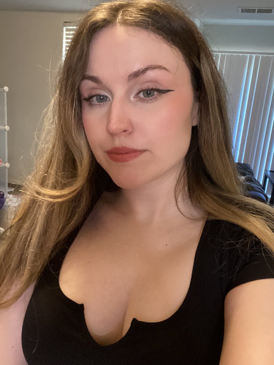 KKatPanda's tweet photo. Happy Friday time to play some league of legends :)()())) https://t.co/7rKdVOwB6C