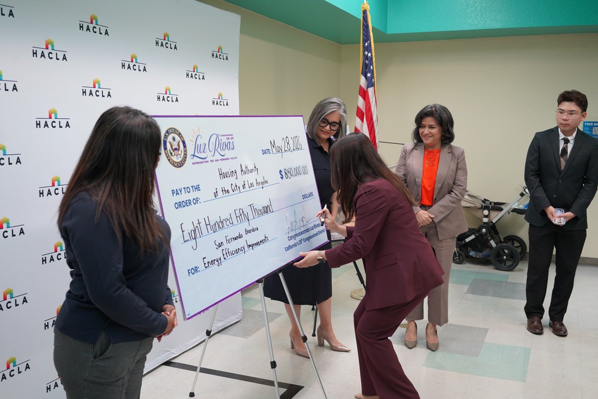 HACLA1938's tweet photo. Huge win for the Valley ☀️ At San Fernando Gardens, HACLA joined @RepLuzRivas and Councilwoman @MRodCD7 to celebrate an $850K grant bringing cool-roof upgrades to hundreds of families, improving comfort and resilience for residents.

📰: https://t.co/7JDgItrgHJ https://t.co/6e1nRybft7