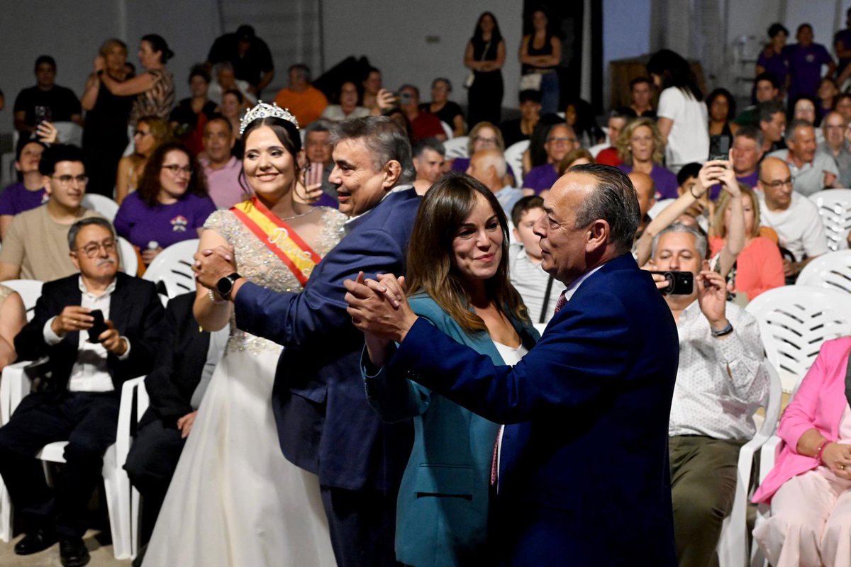 Rebepl's tweet photo. Gracias, Zarandona, por el cariño con el que me habéis recibido esta noche tan especial 🩶

Ha sido un auténtico honor anunciar el comienzo de unas fiestas que hablan de historia, tradición, huerta, familia y orgullo de pueblo https://t.co/Yuk1uccP5v